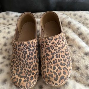 Women’s Leopard Dansko clogs size 39 (8.5)